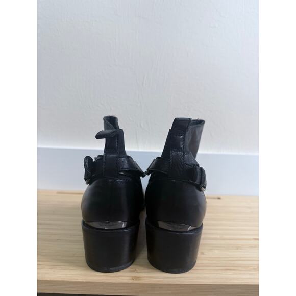 STUART WEITZMAN OnTheStreet supple black leather chainlink pull on moto boots - Picture 7 of 12